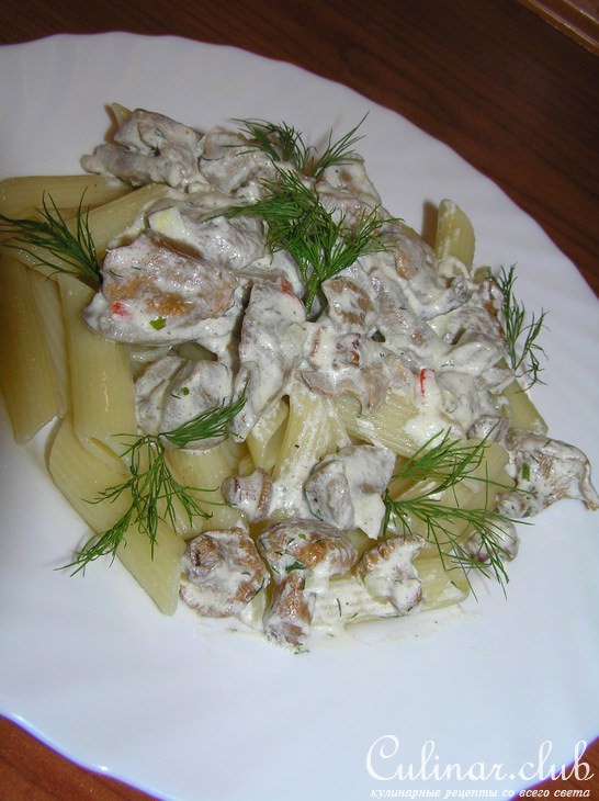 Пенне с индейкой и лисичками