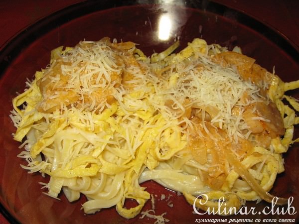 Гнёзда из макарон с грибами и омлетом.
