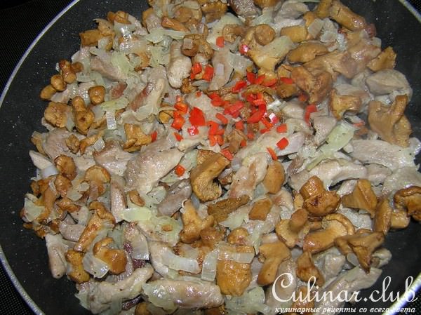 Пенне с индейкой и лисичками