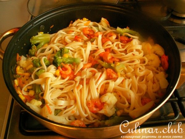 Лапша с овощами и креветками