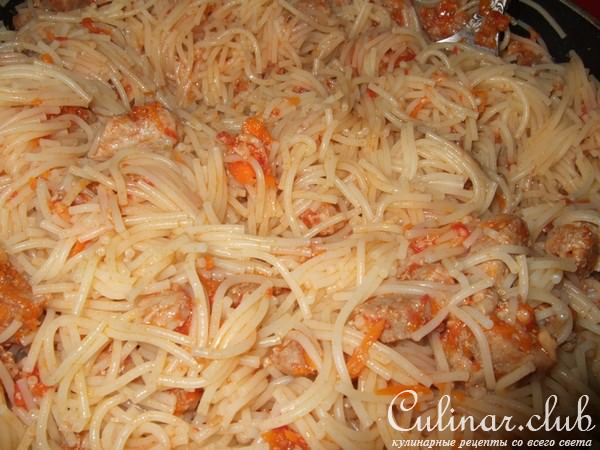 Мясо с макаронами в томатно чесночном соусе