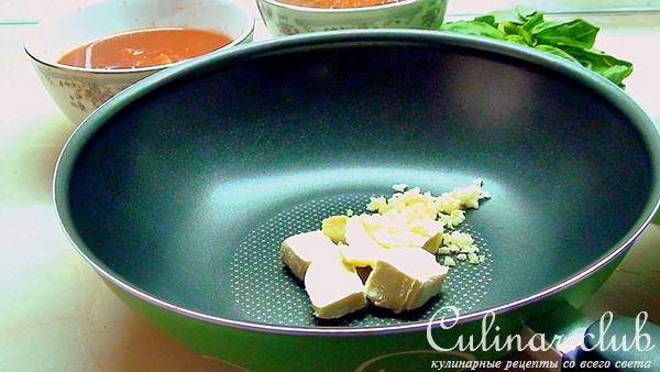 Равиоли с мясом и соусом из сливовидных помидор.
