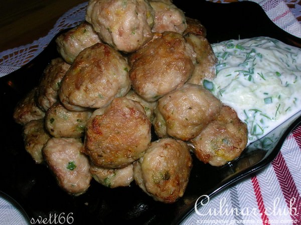 Куриные фрикадельки с лимонной ноткой и огуречно-йогуртовым соусом