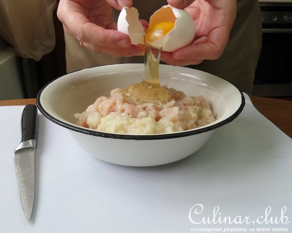 Золотая курочка, фаршированная сырными роллами из блинов