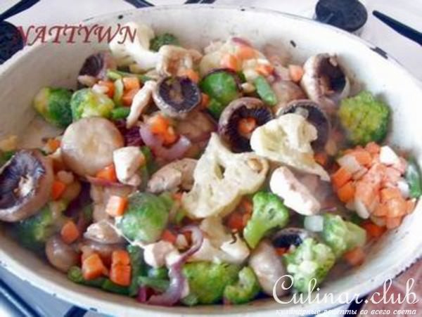 Овощи с грибами и мясом под ореховым соусом.
