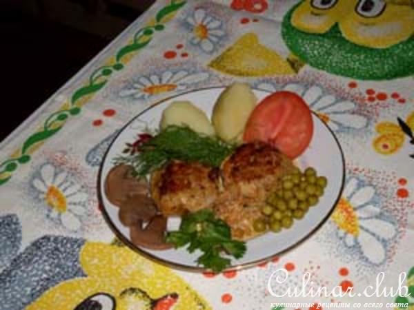 Биточки из куриного фарша с грибным соусом