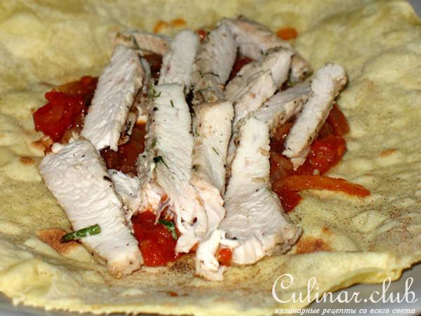 Буррито с начинкой из куриного мяса