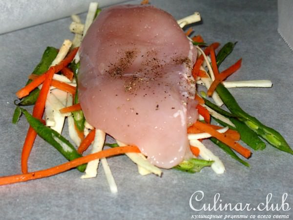 Куриная грудка с овощами в пергаменте