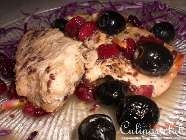 Запеченая медовая курица с маслинами и клюквой