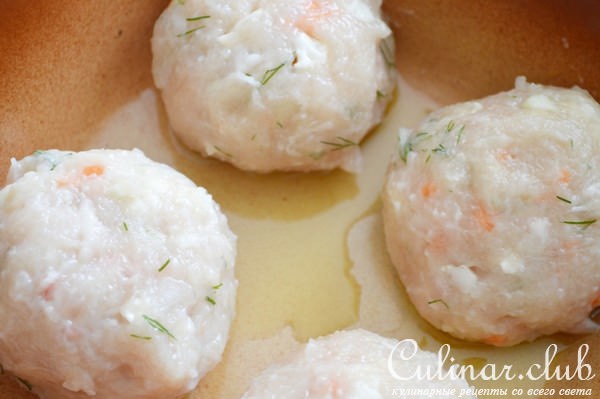 Куриные котлеты с овощами в духовке с картофельно-морковным пюре.