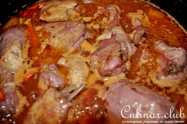 Курица тушёная с чёрной смородиной