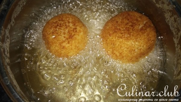Нежная курочка с помидором и каперсами и рисовые крокеты с моцареллой и креветками.