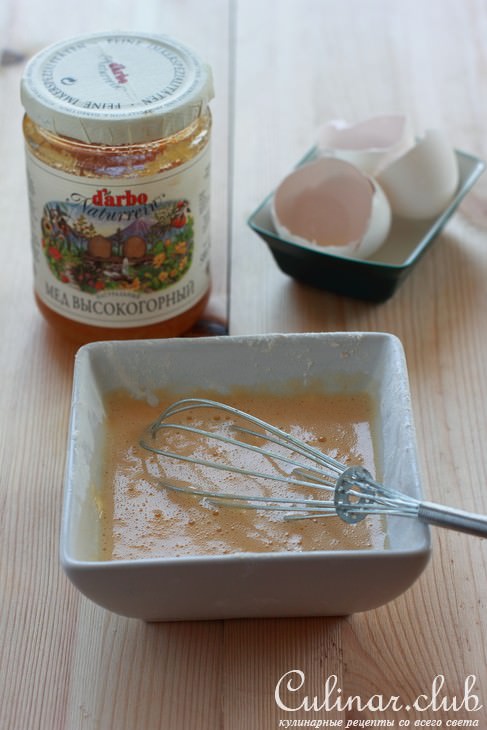 Медовые куриные крылышки под клюквенным соусом