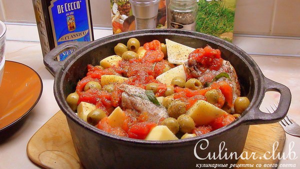 Курочка с картошечкой, тушённая почти в печи, с оливками и помидорами.