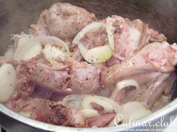 Утка, тушенная с луковыми рулетами.