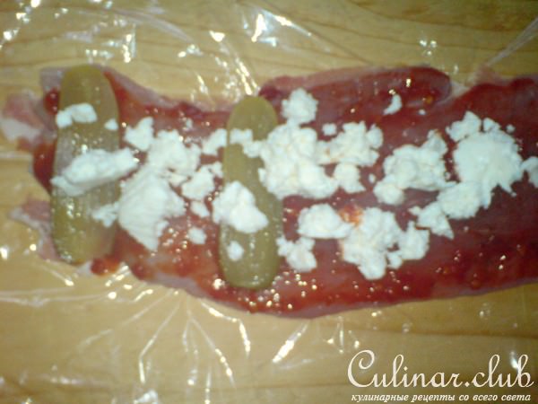 Рулеты из индейки с брынзой и маринованым огурчиком