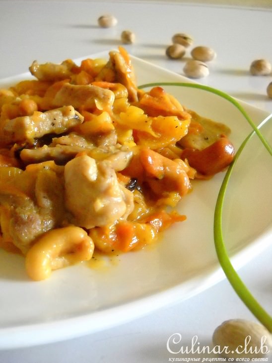 Куриное филе с курагой и орехами кешью.