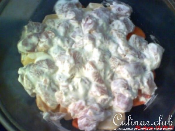 Картофель, запеченный с курицей и беконом.