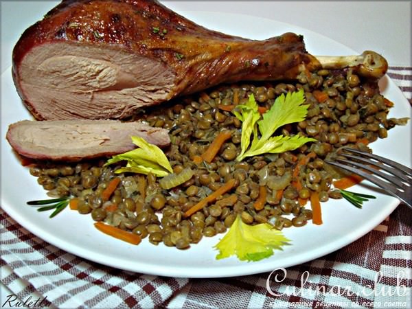 Голень индейки с чечевицей и овощами.