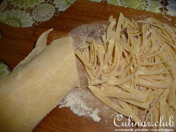 Курица с начинкой и лапшой