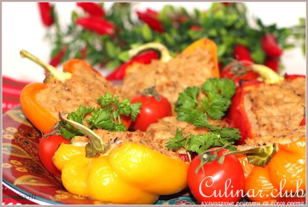 Перец фаршированный сложносочиненной начинкой с ореховым вкусом