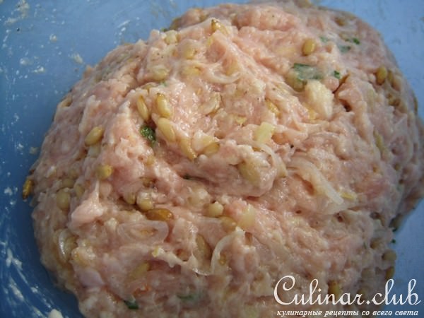 Куриные фрикадельки с кедровыми орешками в сливочном соусе