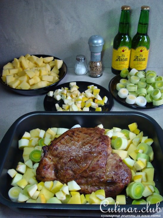 Бедро индейки с овощами, пореем и майораном.