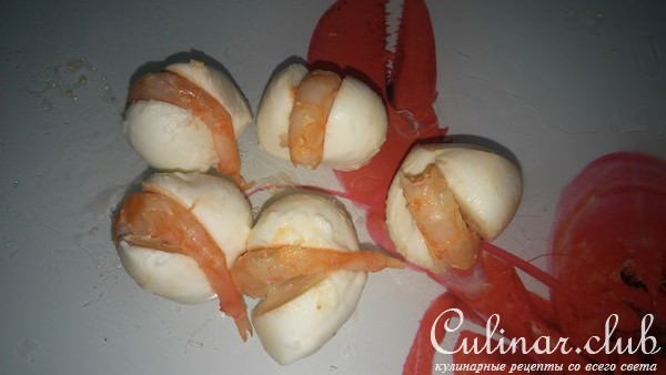 Нежная курочка с помидором и каперсами и рисовые крокеты с моцареллой и креветками.