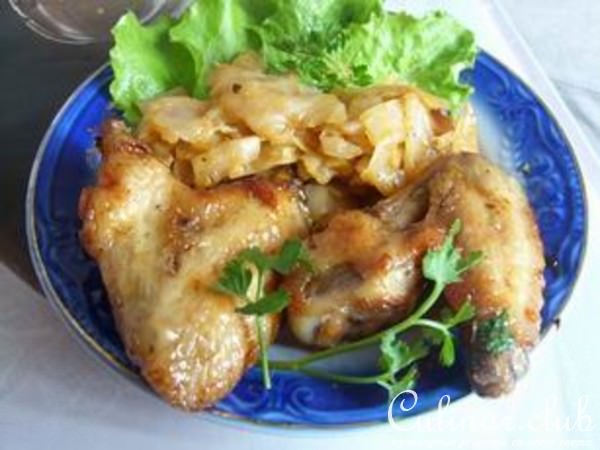 Глазированные куриные крылышки с тушеной капустой.