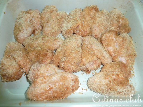 Куриные крылышки с салатом из овощей гриль с кедровыми орешками и брынзой