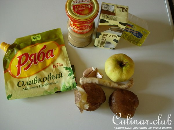 Картофельно-куриное суфле с пикантным соусом.