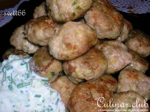 Куриные фрикадельки с лимонной ноткой и огуречно-йогуртовым соусом
