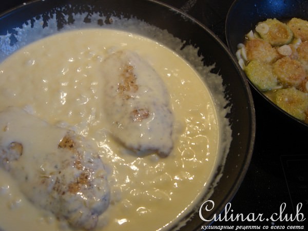 Куриное филе в сырно-сливочном соусе с гарниром из кабачков.
