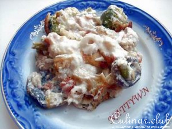 Овощи с грибами и мясом под ореховым соусом.