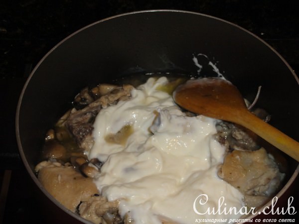 Курица с грибами сметанном соусе