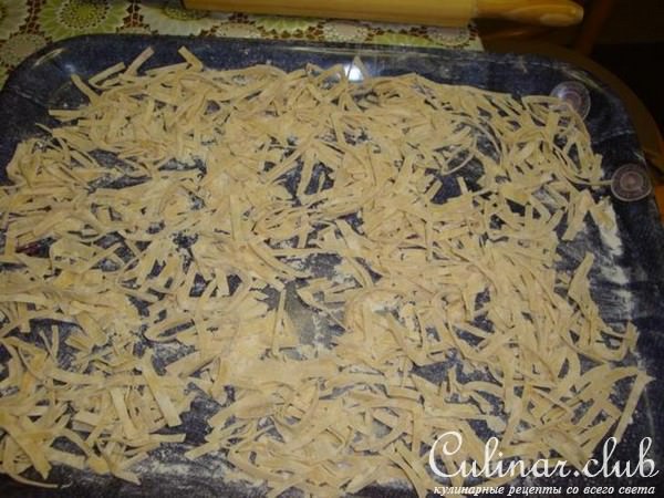 Курица с начинкой и лапшой