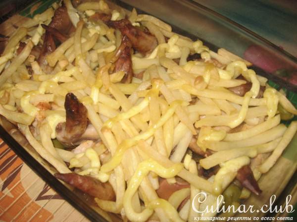 Куриные крылышки в соусе и с картошечкой фри...