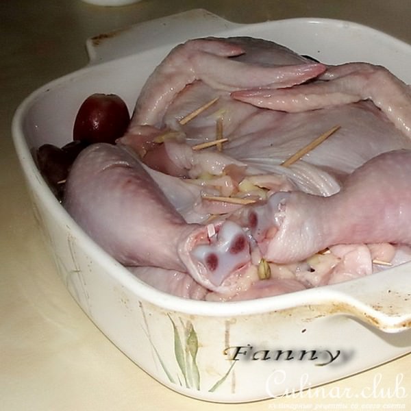 Цыпленок, без костей, фаршированный виноградом и сыром