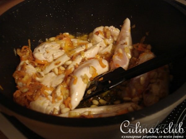 Фальшивый плов (с курицей, ягодами и орехами)