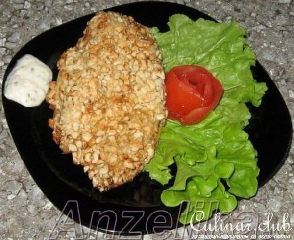 Куриный кармашек с черносливом в ореховой панировке.