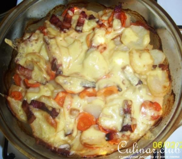 Картофель, запеченный с курицей и беконом.