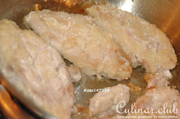 Куриные грудки с крыжовником и смородиной.