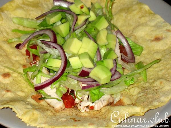 Буррито с начинкой из куриного мяса