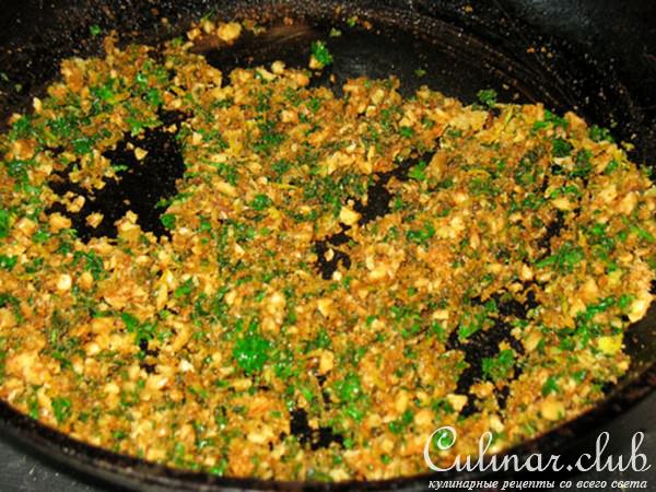 Куриная грудка с зелёной стручковой фасолью под крошкой из орехов,петрушки и лимонной цедры