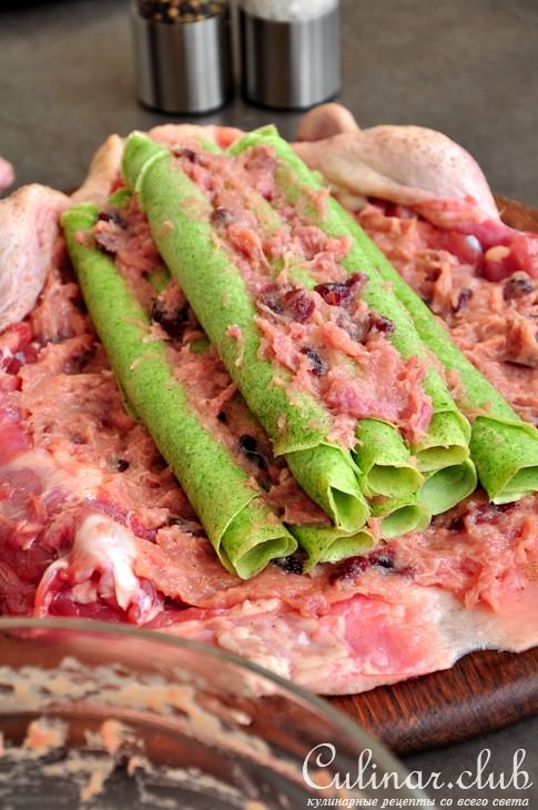Утка по - царски, фаршированная блинами и клюквой
