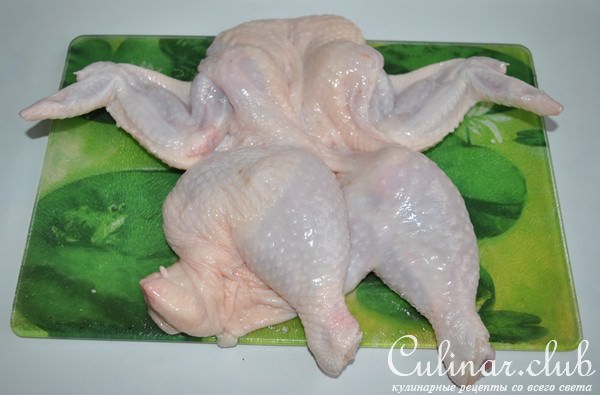 Золотая курочка, фаршированная сырными роллами из блинов
