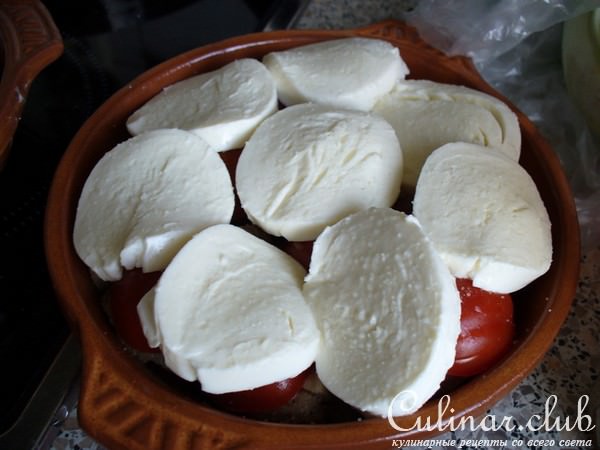 Мясо Индейки запеченное под помидорами и моцареллой