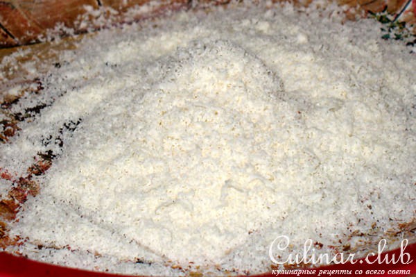 Полоски из куриной грудки в пармезановой корочке с крошкой из зелени