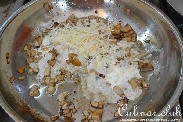 "Эскимо" из курицы с грибами и пармезаном, с рататуем и овощной сальсой.
