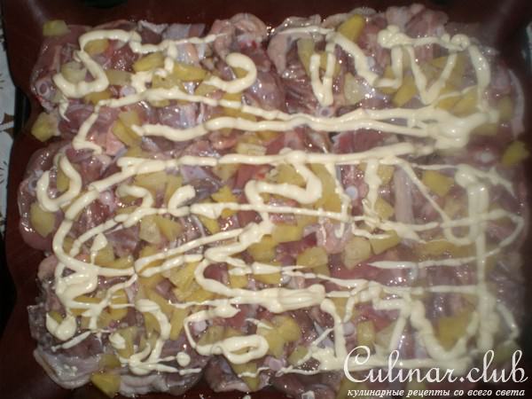 запеченные бедрышки с ананасом и сыром